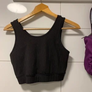 Sport topp - Ribbad sport topp/ linne passar strl S/m
