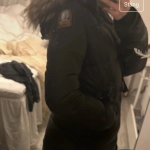 Parajumper - Helt okej skick! Ett hål på sidan av armen 