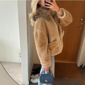 Kappa - Säljer denna ursnygga pälsjackan självaste jackan är fuskpäls med kragen är 100% äkta päls, hör av er vid funderingar 🩷