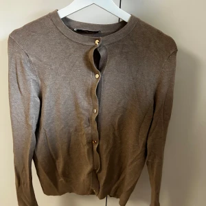 Kofta Zara - Beige/brun stickad kofta från zara, jag som är storlek S har kunnat använda den så skulle säga att storleken är osann, sitter som en fin M mer🤎 knappt använd