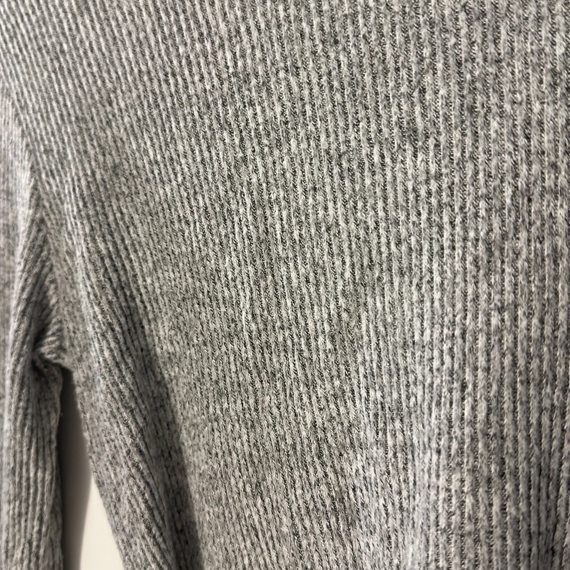 En stickad tröja med knut - 90