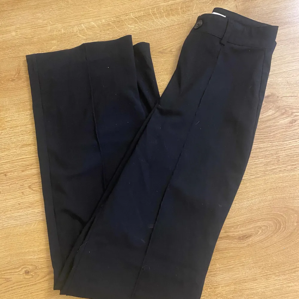 Svarta högmidjade kostymbyxor från Pull&bear💕 säljer för att de aldrig används💕köpta för 399. Jeans & Byxor.