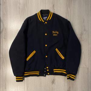 En varsity jacka tillverkad i USA. Nypris ca 1500 kr. Kvaliteten är otrolig, man känner verkligen hur äkta den är!