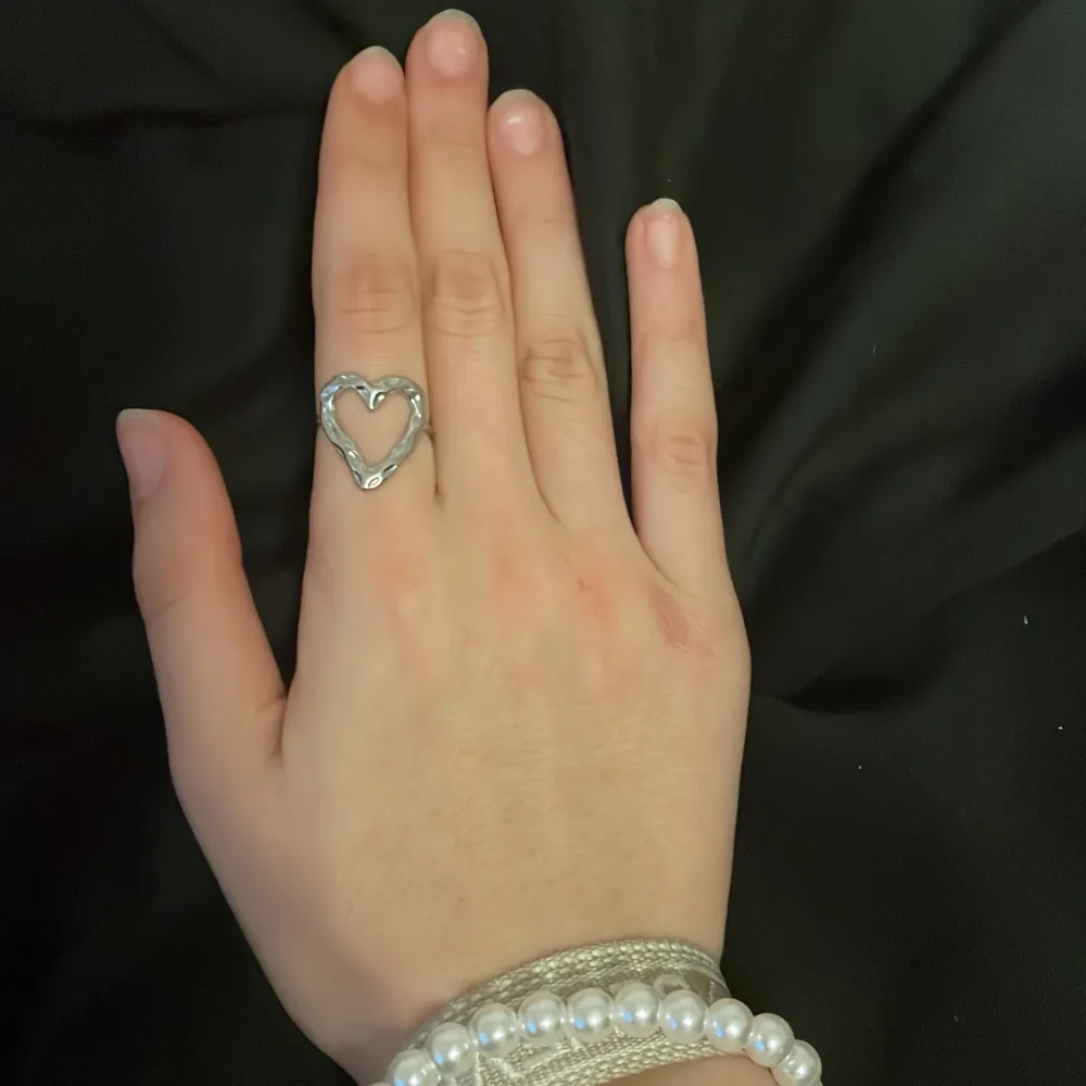  silver ring som har formen på ett hjärta och som går att justera storleken på ❤️ kontakta mig vid intresse, kan ge pris förslag ❤️. Accessoarer.