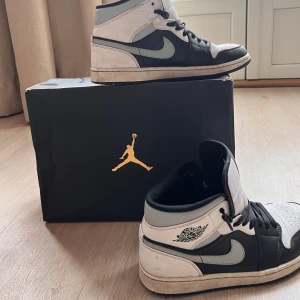 Jordan 1 mid shadow - Säljer dessa Jordan 1 mid shadow i storlek 41 då den inte används längre skicket är 8/10 dem är lite creasade och lite smutsiga. Priset kan diskuteras. Nypris 4000kr