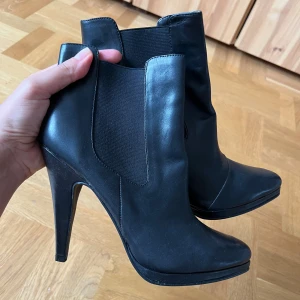Skor - Svarta ankelboots Använda 1-2 ggr  Ord. pris 599 kr/ par Mitt pris 100 kr/ par
