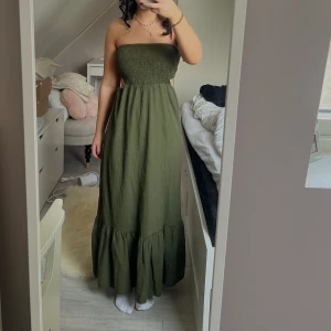 ZARA klänning - Midiklänning från ZARA med bandeau. Storlek S, aldrig använd. Något för stor för mig som vanligtvis har XS. Öppen rygg. Är 160 cm❤️