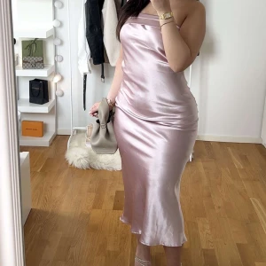 Populär satinklänning med något öppet rygg - Säljer denna populära satinklänningen med lite öppen rygg i rosa. Jättefin😍 vet ej märket då jag köpte den av en tjej för 400 och det inte stod något. Strlk S.