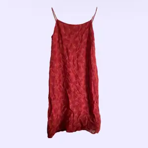 jättefin röd klänning, aldrig använd🐞🍓