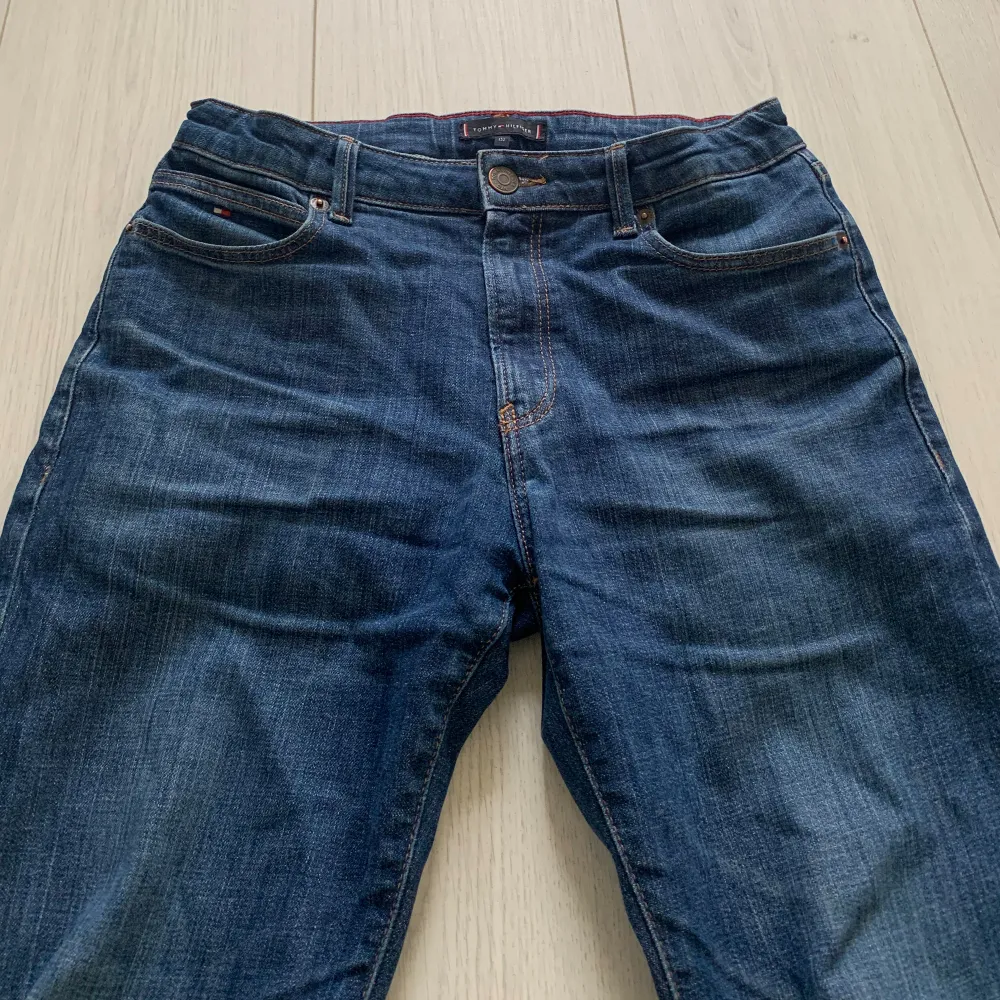 Tommy Hilfiger jeans blå storlek 152. Slim fit. Säljer pga för små för mig. Mycket bra skick. . Jeans & Byxor.