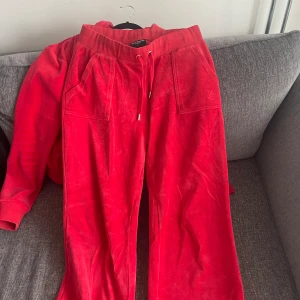 Röd juicy couture byxa  - Byxan är röd i storlek smal (s). Den är så gott som ny och köptes för 1200kr på Jackie och jag säljer den för 800kr. Den har legat i garderoben och är därför lite skrynklig , skriv gärna för fler bilder. 