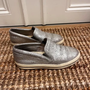 Silver sneakers - Skitsnygga skor i silver! Förekommer defekter, skick enligt bilderna. Köpta på CC Shoes i Sturegallerian. Nypris ca 3-4 tusen. Storlek 36 men ovanligt stora i storleken, sitter som 37. Skriv privat för mer info⭐️