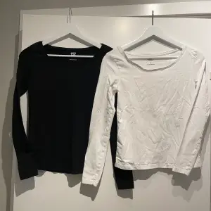 Säjer dessa två tröjor från lager 157 för 30kr (30kr för båda) Ena i svart och andra i vit. Typ aldrig använd.