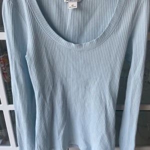 Långärmad tröja  - Tröja från Monki med lång ärm, tight modell  strl.xs  Väldigt fint skick 