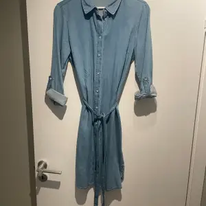 En blå skjortklänning från Vila, storlek 34