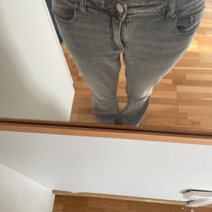 Gråa low waist jeans - Säljer mina gråa bootcut jeans från Gina Young🩷 Är i str 158, så är man lite längre som mig, blir dom väldigt low waist, köpta för 299 tror jag🩷