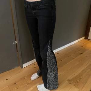 Omgjorda jeans med inslag av leopard.  Midjemåttet tvärsöver är cirka 38-39 cm och innerbenslängden är 76-77 cm. Skulle säga att dem passar någon med storlek XS-S