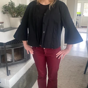 Trekvartsärms jacka - En tunn trekvartsärms jacka som är i jättebra skick. Det är storlek L men jag har vanligtvis S och den passar mig.