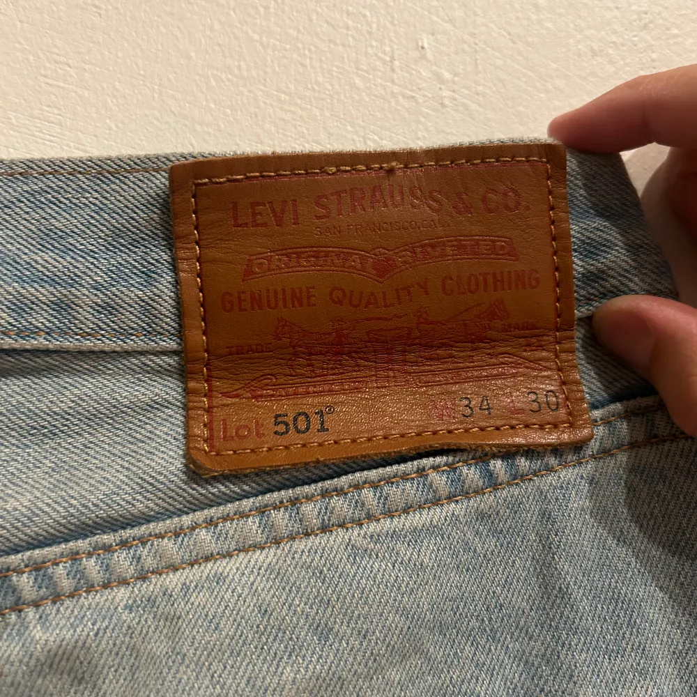 Säljer ut kläder som ej kommer till användning längre. Säljer Levis jeans 501 i mycket bra skick i storlek W34 L30, de är för små för mig och måste därför sälja de. Pris kan diskuteras.. Jeans & Byxor.