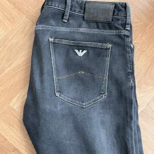 Säljer mina mörkgråa/svarta Armani Jeans 6.5/10 skick men äkta. W33 men kan passa som mindre. Pris kan diskuteras