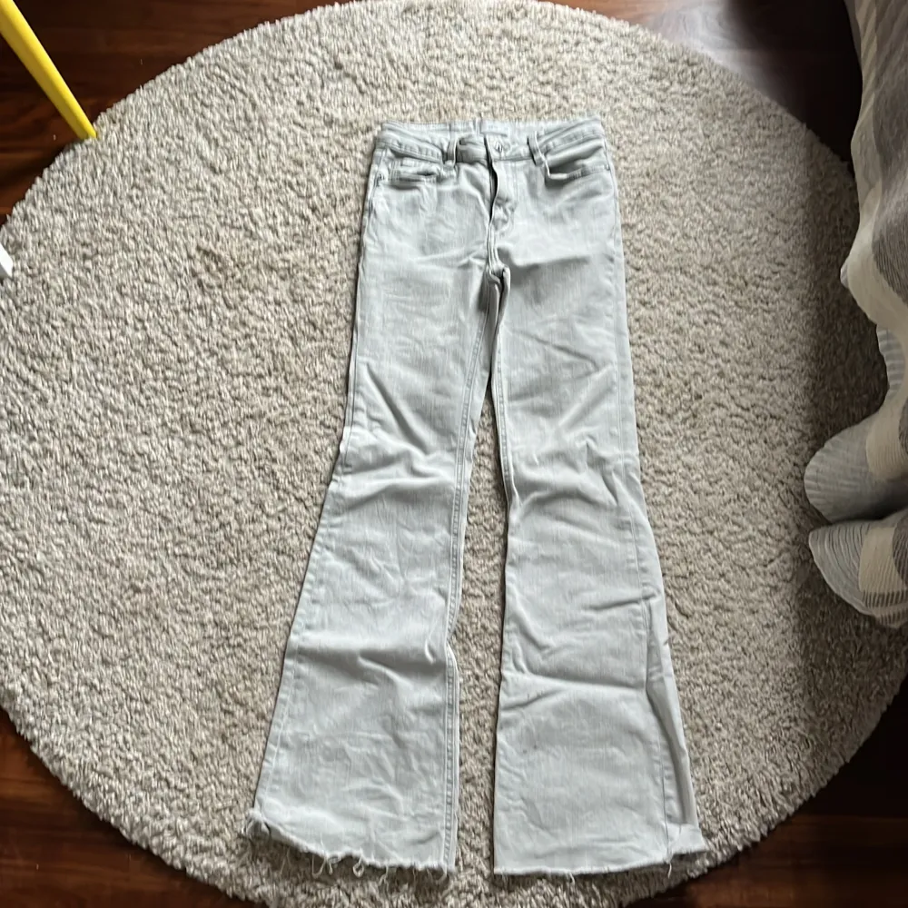 Gråa bootcut jeans från mango säljes. Jeans & Byxor.