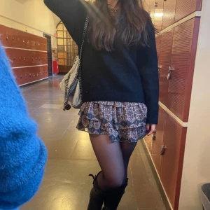 Mönstrad Zara klänning  - Säljer denna lila mönstrade volang klänning grå Zara! 