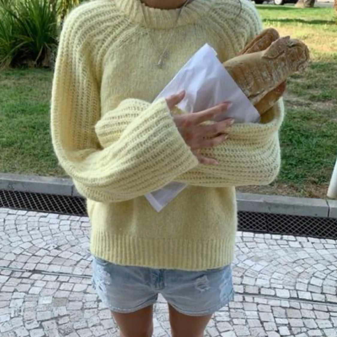 Ljusgul stickad tröja