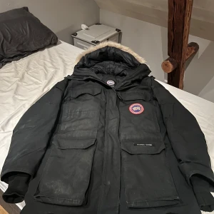 Canada goose vinterjacka - En sliten canada goose jacka men inga hål vad jag kan se, det är storlek S men den assar även mig som är 184, man märker att den är äkta pga av kvalitén, priset är ej hugget i sten så lägg bud så återkommer jag, skicka till mig för fler bilder vid behov, mvh melvin