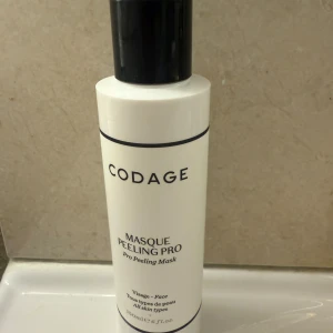 Codage Masque Peeling Pro - Codage Masque Peeling Pro är en professionell peelingmask för ansiktet. Kommer i en stilren vit plastflaska med svart text och svart lock. Passar alla hudtyper och innehåller 150 ml. Perfekt för dig som vill ha en effektiv exfoliering. Tagit ca 4 pump nypris 934kr