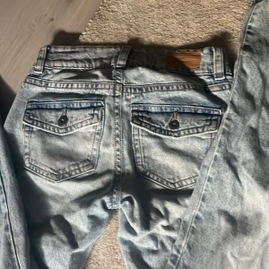Lågmidjade jeans  - Låg midjade jeans från Gina tricot bootcut. Storlek 34 passar också 32.❤️