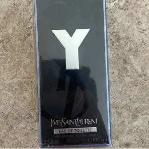 Yves Saint Laurent Y EdT 100ml - Y Eau de Toilette från Yves Saint Laurent, 100 ml. Ingredienser: alkohol, parfym, vatten, linalool, limonene, citronellol, geraniol, coumarin m.fl. Snygg och modern doft för dig som vill sticka ut.