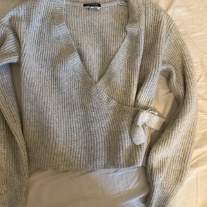 Stickad omlopptröja - Väldig mjuk och skön omlotttröja