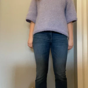 Lindex jeans - Säljer ett par basic jeans i mörkblå tvätt med lite utsvängd bootcut-passform. Modellen har normal passform, fem fickor och medelhög midja. Snygga till sneakers eller boots och passar att styla med en stickad tröja nu när det börjar bli kallt. 💓