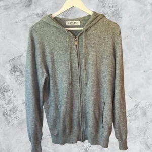 Zadolo merinoull hoodie  - Lite nopprig annars är den i mycket bra skick! Storlek M men tycker den passar mer som S/M 😊