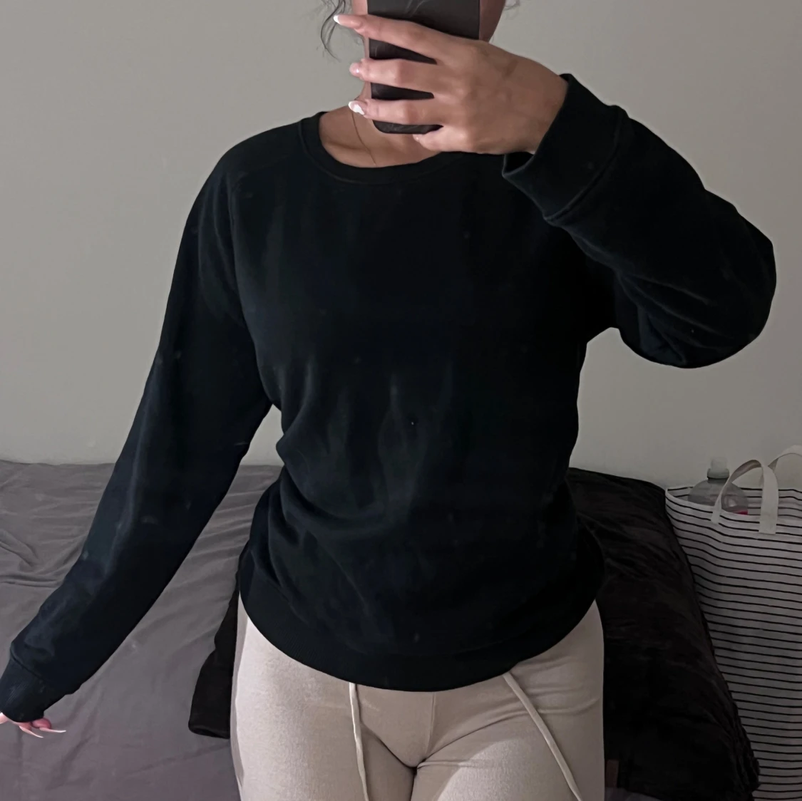 Svart långärmad sweatshirt