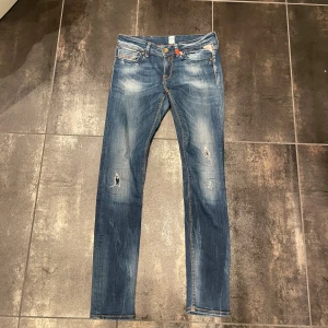 Replay Jeans - Tvärfeta replay jeans med sjukt fet wash och snygga slitningar. Nypris runt 2000kr. Bra skick inga defekter. Storlek W29, runt 30-32 i längd. Byten kan alltid vara intressant och priset är självklart diskuterbart!! 😙🤟🏼