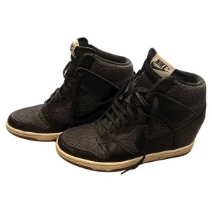 Nike skor med klack❤️ - Super fina nike skor i storlek 39❤️ de har en klack som slutar där jag ritade ett lila sträck på bild 4❤️ det är bara fråga om du har några frågor😊