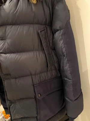 Moncler vinter jacka man  - Snygg vinterjacka marinblå storlek 4 (XL) ull detaljer vid armbågar samt i luvan. 