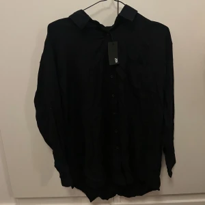 Svart oversized linneskjorta - Oversized linneskjorta från lager 157. Helt oanvänd