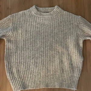 Grå stickad tröja från 157 XS - Mysig grå stickad tröja från 157 i storlek XS. Tröjan har en chunky ribbstickad struktur, rund halsringning och är perfekt för kyliga dagar. Skulle säga att den passar s oxå då den är ganska oversized. Knappt använd hör av er om ni har några frågor💕