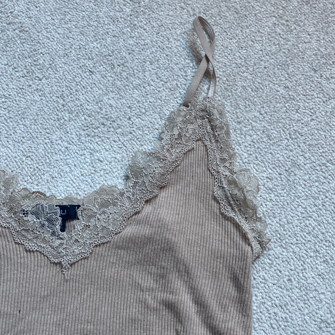 Beige ribbad linnetopp med spets - 1