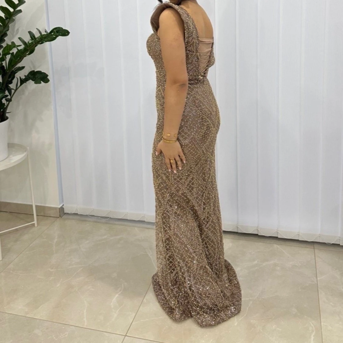 Glittrig champagnefärgad långklänning - 4