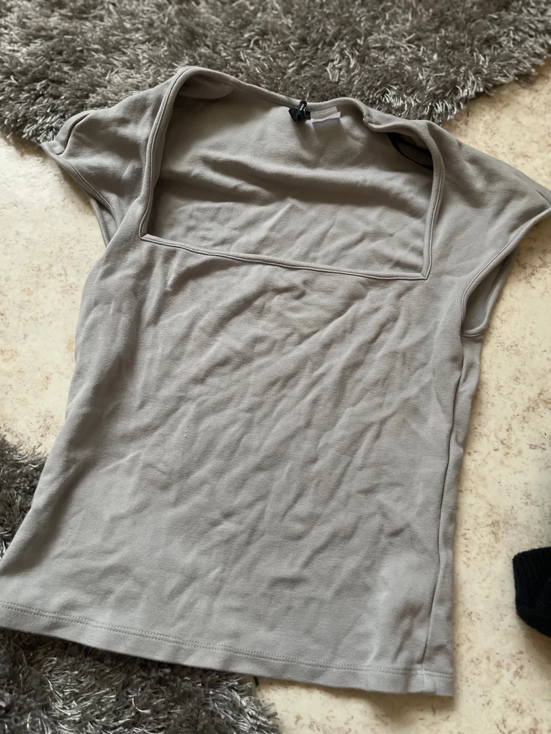 Beige linnetopp med fyrkantig ringning