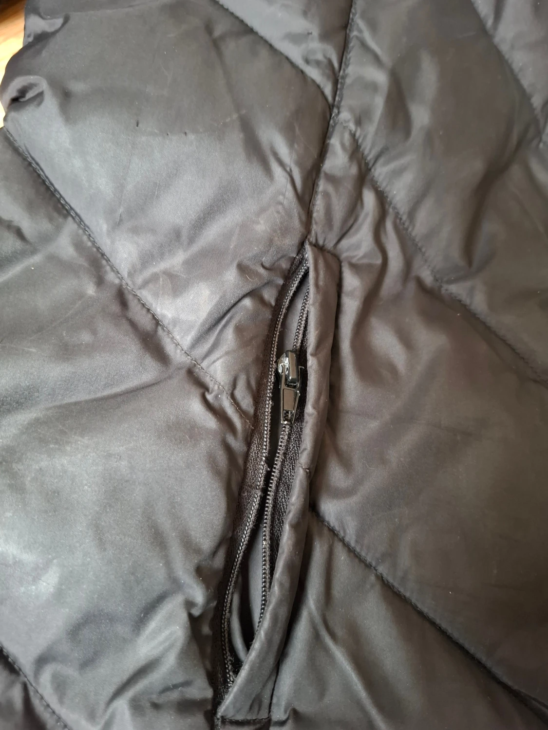 Svart pufferjacka med päls från Svea