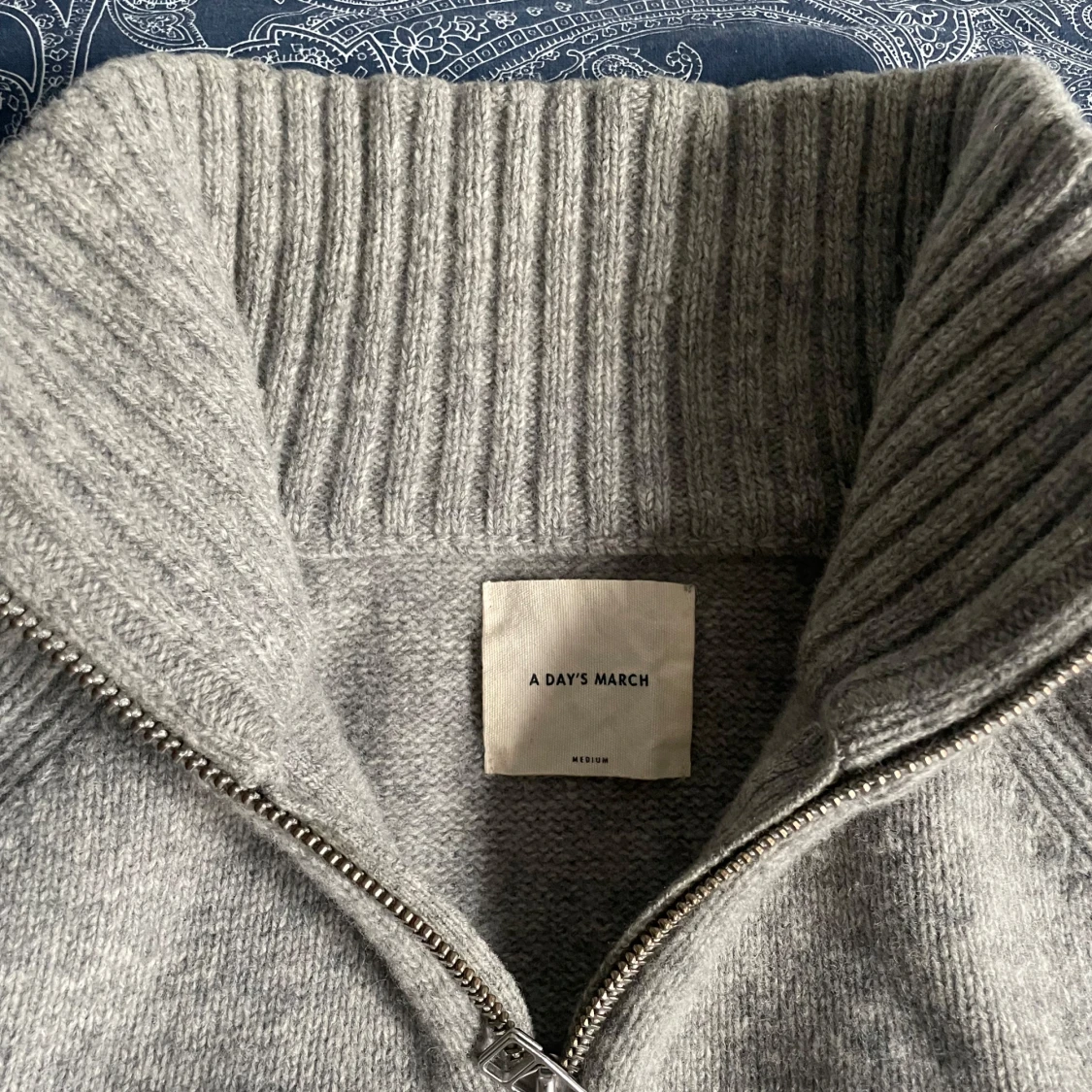 Grå stickad half zip från A Day's March