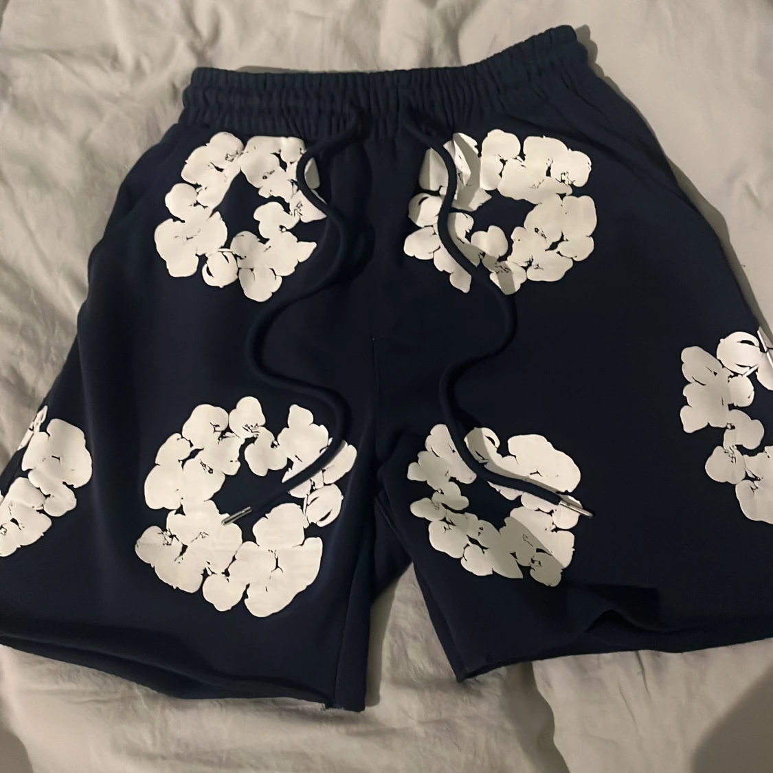 Blå blommiga shorts från Denim Tears
