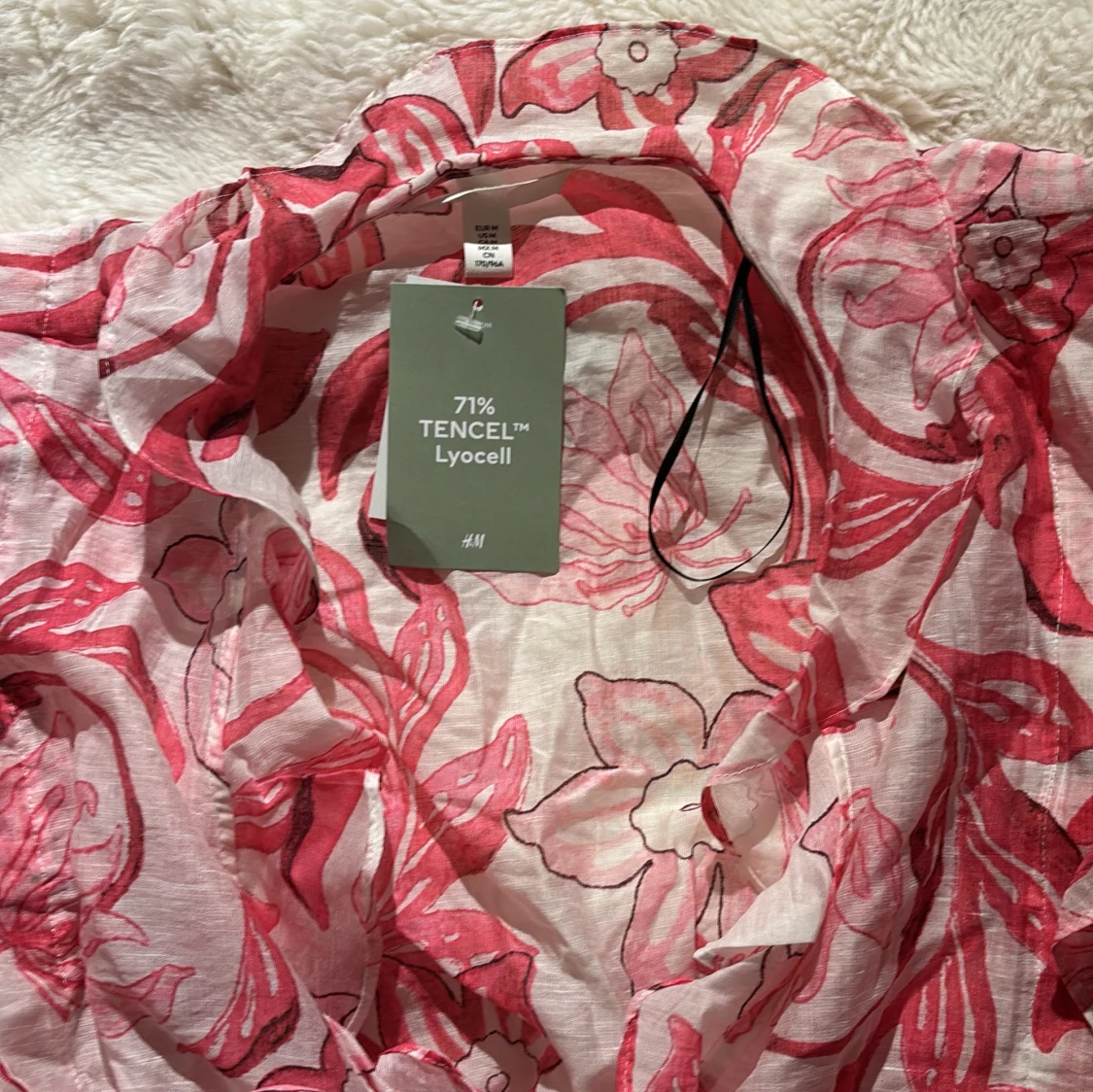 Blommig blus med snörning från H&M - 2