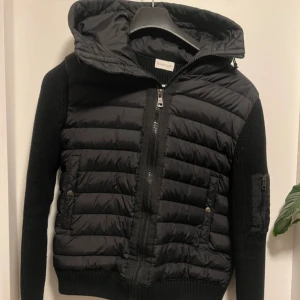 Moncler cardigan  - Tar inga byten— nyskick— perfekt inför vintern ❄️ 