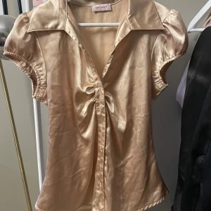 Siden blus - Siden blis från orsay. Storlek står ej men passar på mig som har xs/s vanligtvis💕 hör av er vid frågor!