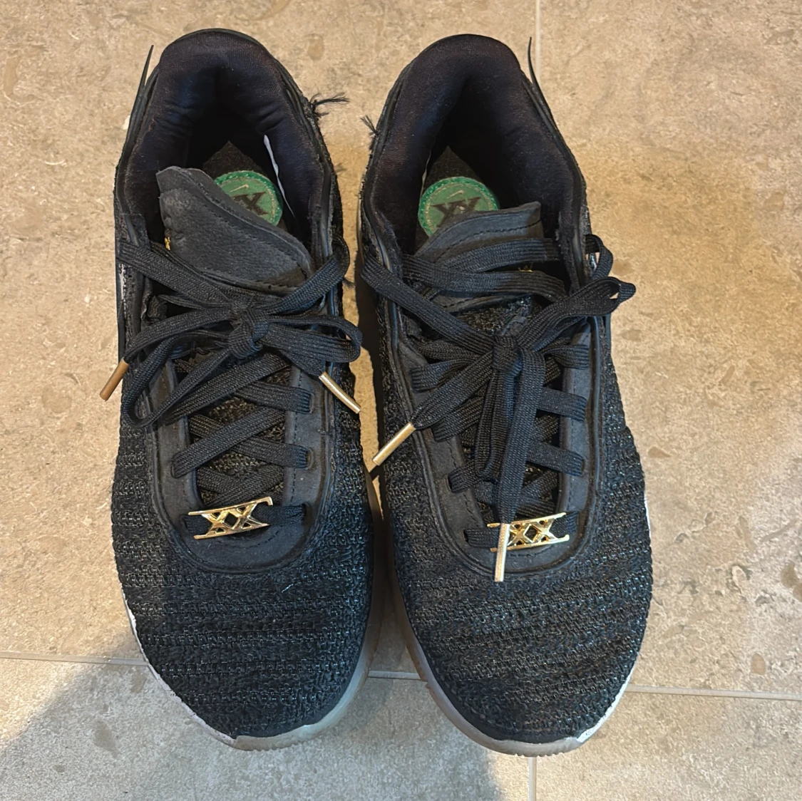 Svarta Nike sneakers med gulddetaljer - 1